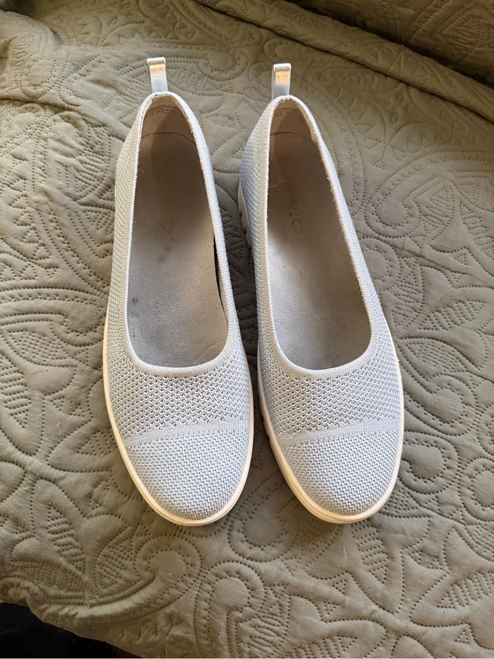 Vionic Women’s Light Gray Knit Slip-On Flats